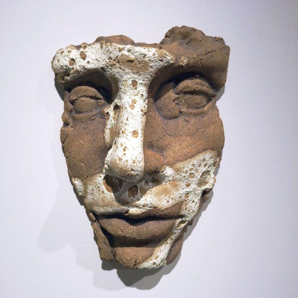 Brunlig ansikt med rur. Nr. 218