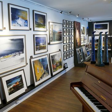 Utforsk unik kunst og håndverk Galleri SOS eller få hjelp til fagmessig innramming og råd om opphenging av bilder.